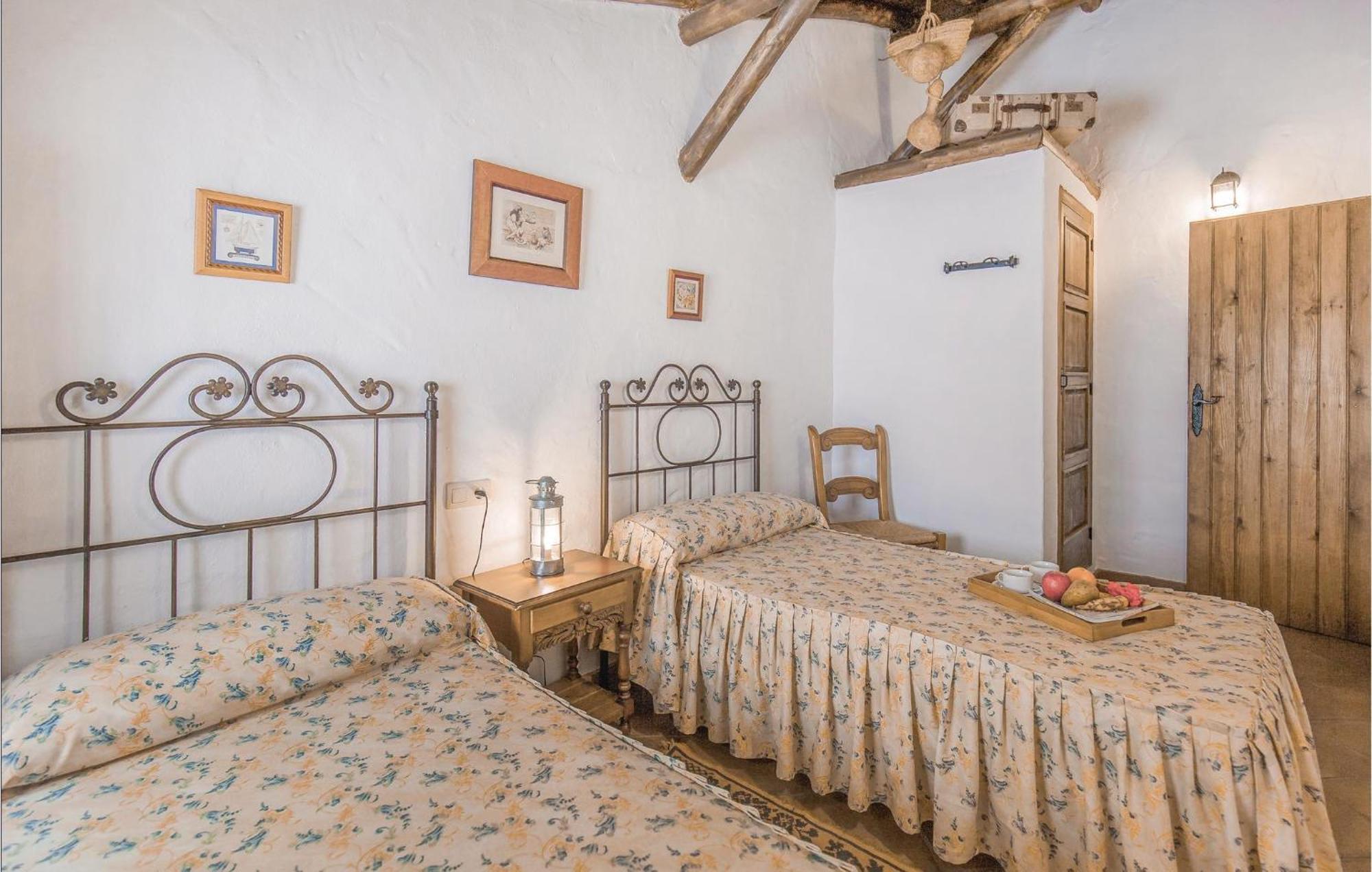 Cozy Home In Zahara De La Sierra With Kitchen Bagian luar foto