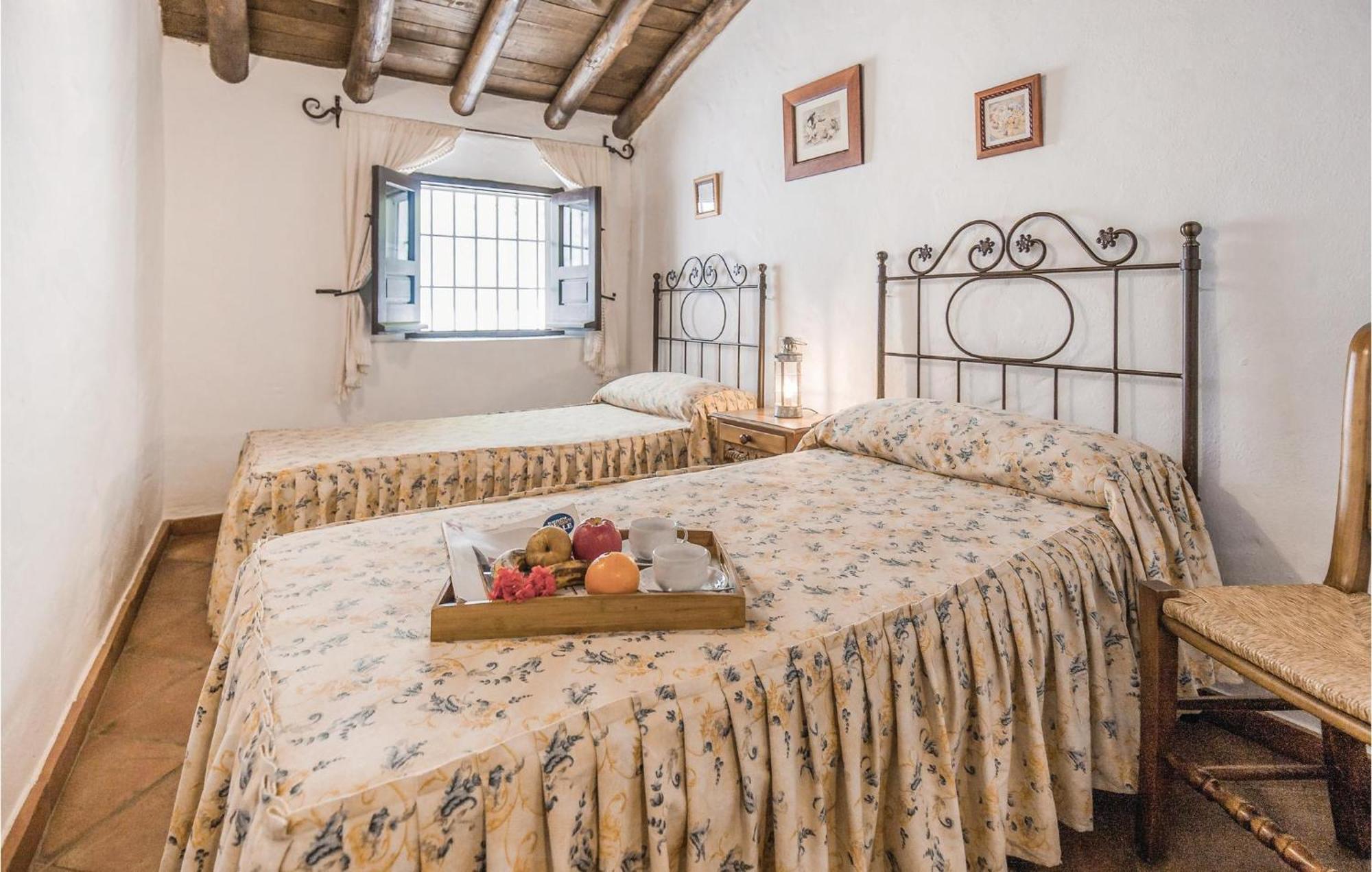 Cozy Home In Zahara De La Sierra With Kitchen Bagian luar foto
