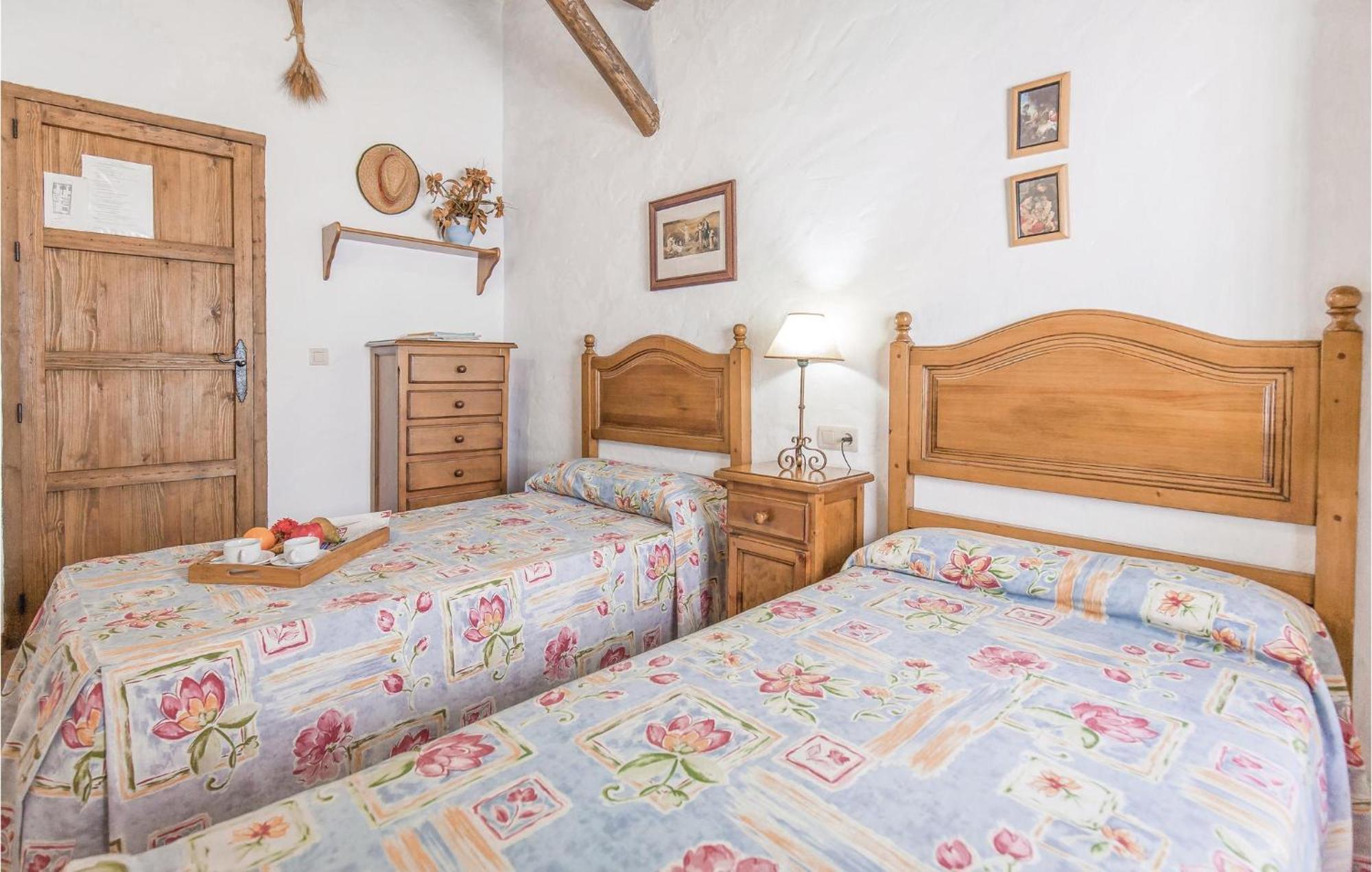 Cozy Home In Zahara De La Sierra With Kitchen Bagian luar foto