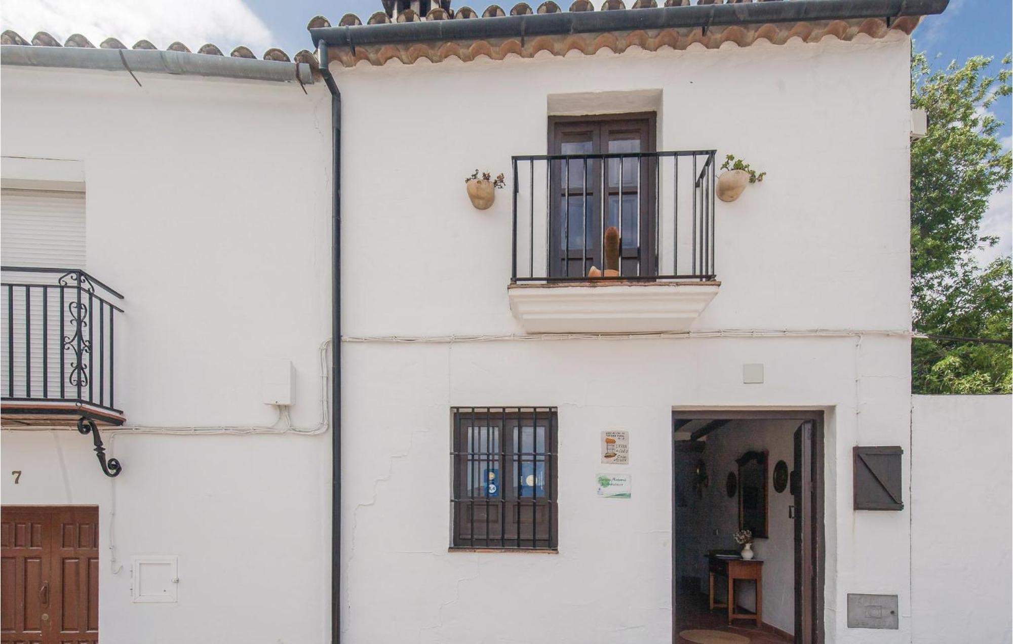 Cozy Home In Zahara De La Sierra With Kitchen Bagian luar foto