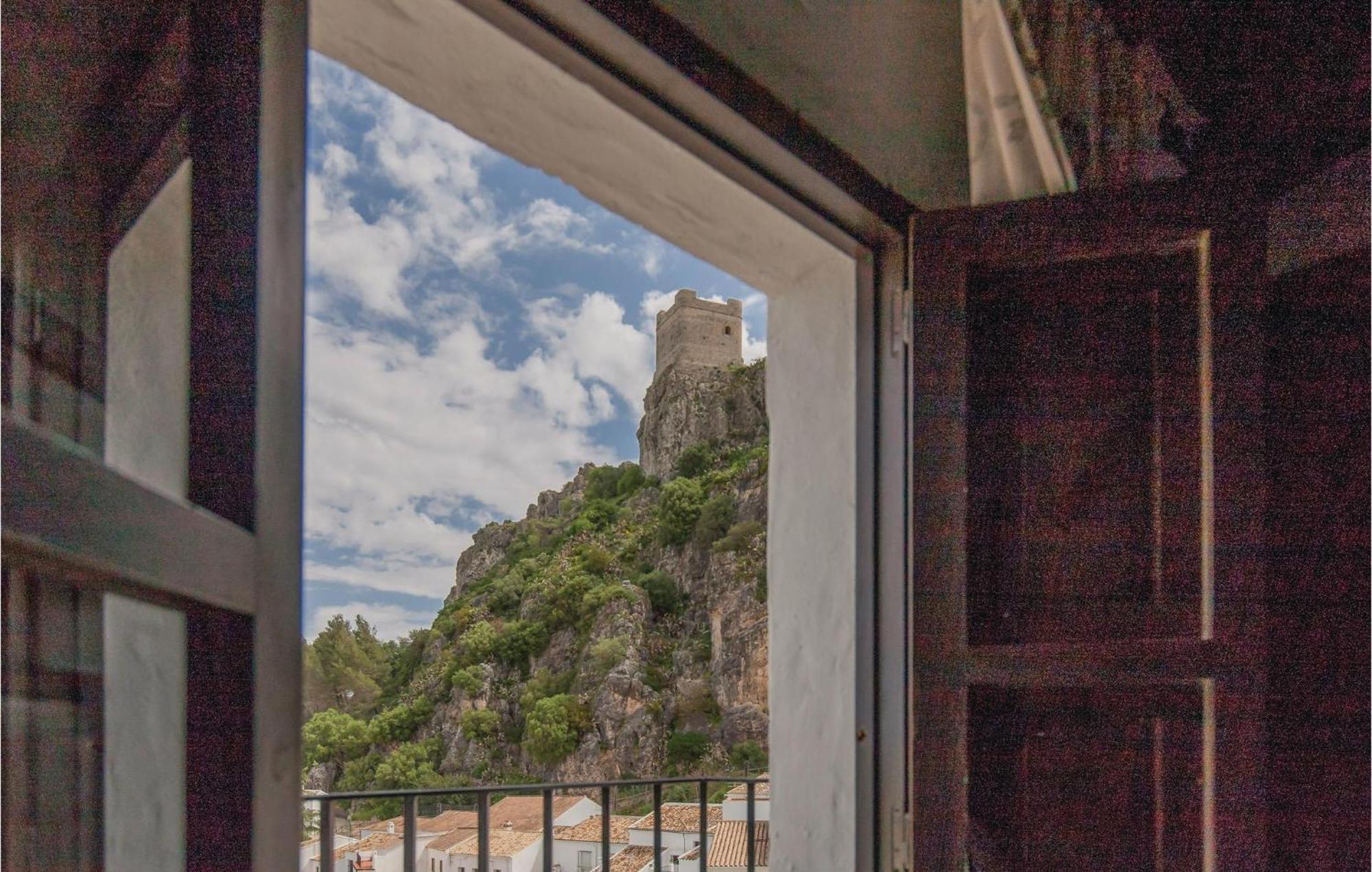 Cozy Home In Zahara De La Sierra With Kitchen Bagian luar foto