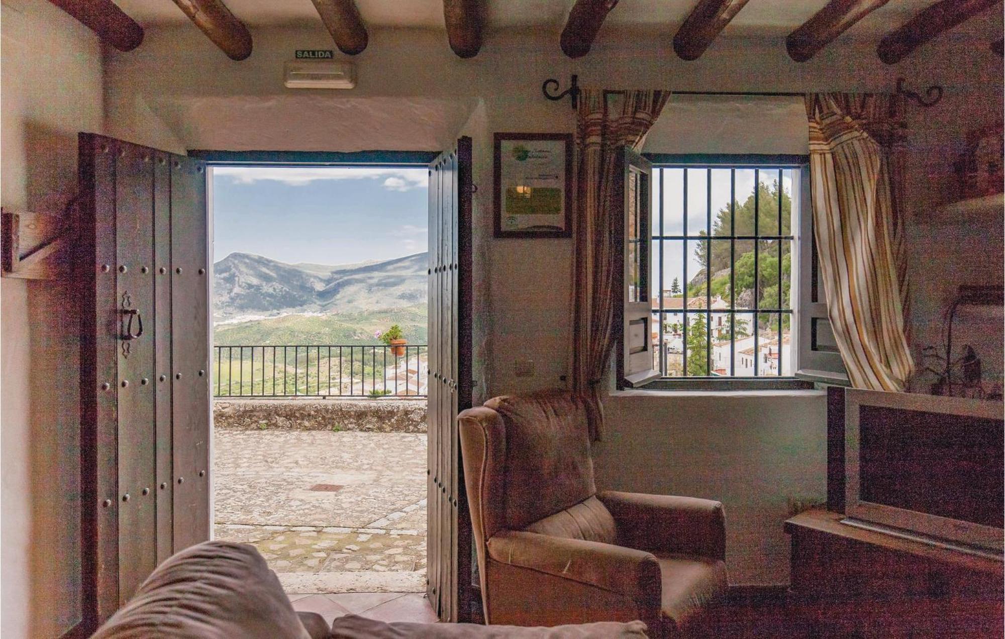 Cozy Home In Zahara De La Sierra With Kitchen Bagian luar foto